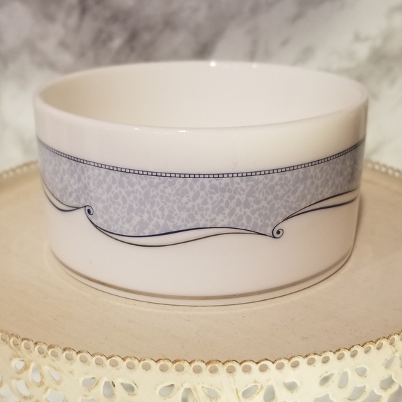 Wedgwood Venice round trinket box fine White Blue bone china 4" across Keepsake - Picture 3 of 12